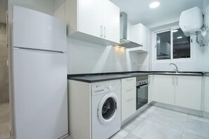 Kjøleskap, mikrobølgeovn, ovn og kaffetrakter/tekoker