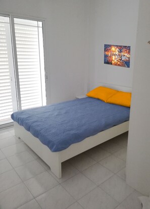 2 habitaciones, muebles diferentes y tabla de planchar con plancha 