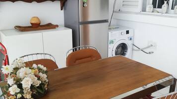 Appartement Familial, 2 chambres, vue mer | Restauration dans la chambre