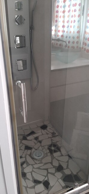 Dusche, Haartrockner, Bidet, Handtücher