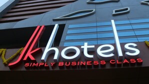 Un letrero de hotel con el nombre "Jk Hotels" y el eslogan "Simply Business Class".
