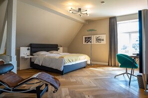 Habitación Deluxe | Decoración personalizada, muebles diferentes y escritorio 