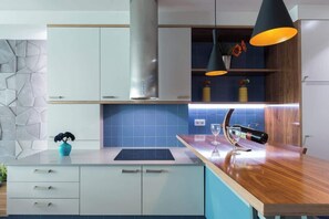 Refrigerador, parrilla de estufa y cafetera y tetera 