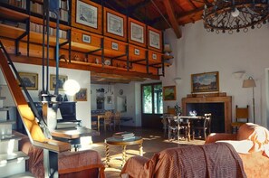 Fernseher, DVD-Player, Bücher, Stereoanlage