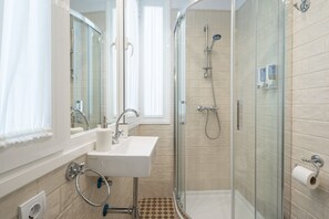 Dusche, kostenlose Toilettenartikel, Haartrockner, Handtücher