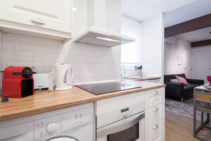 Fridge, oven, coffee/tea maker, electric kettle