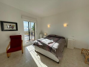 3 slaapkamers, een strijkplank/strijkijzer, gratis wifi, beddengoed