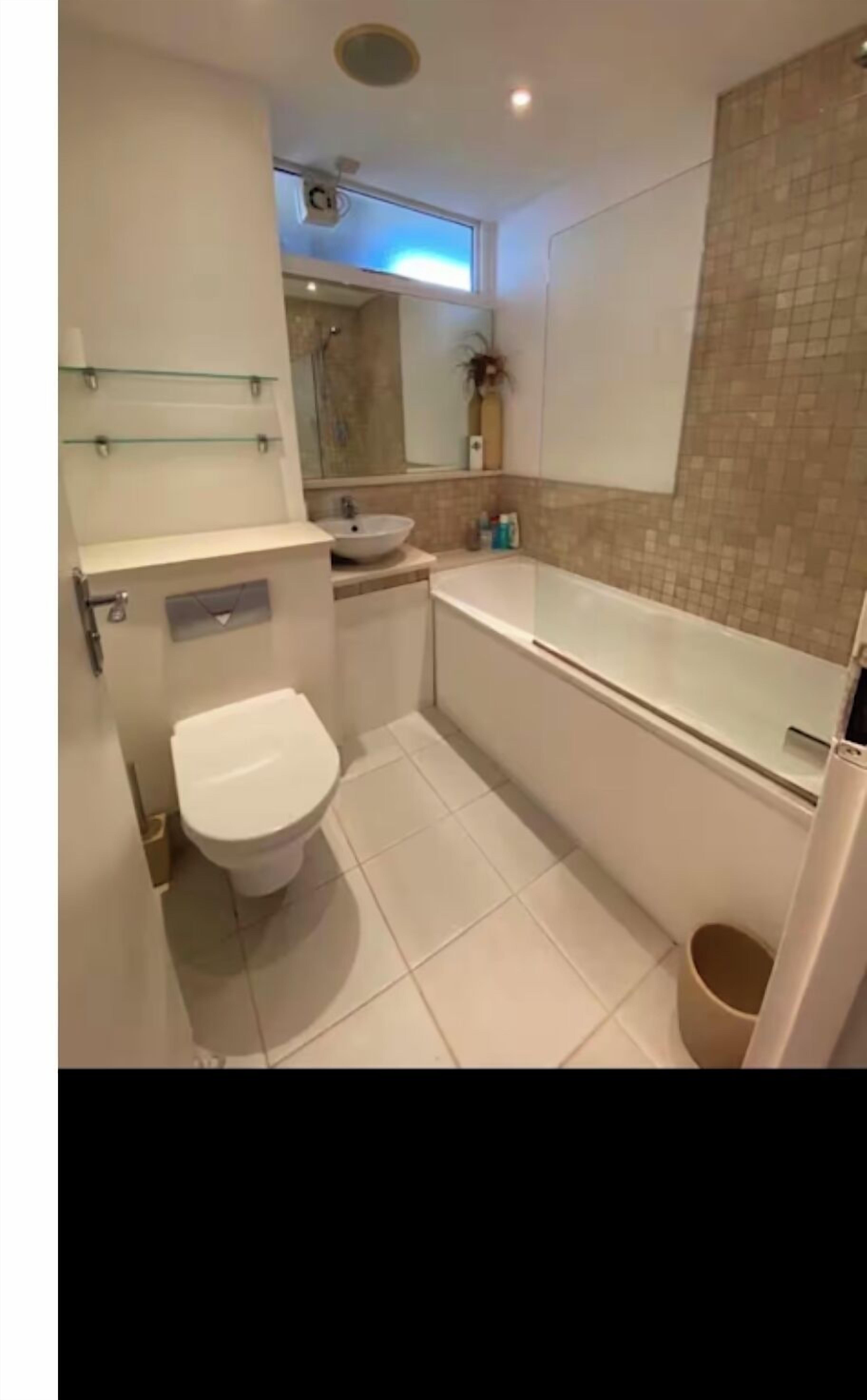 Combined shower/bathtub
