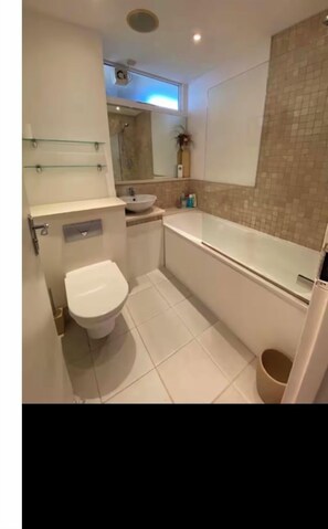 Combined shower/bathtub - Stunning self contained 1 bedroom flat in the heart of Putney. (London)