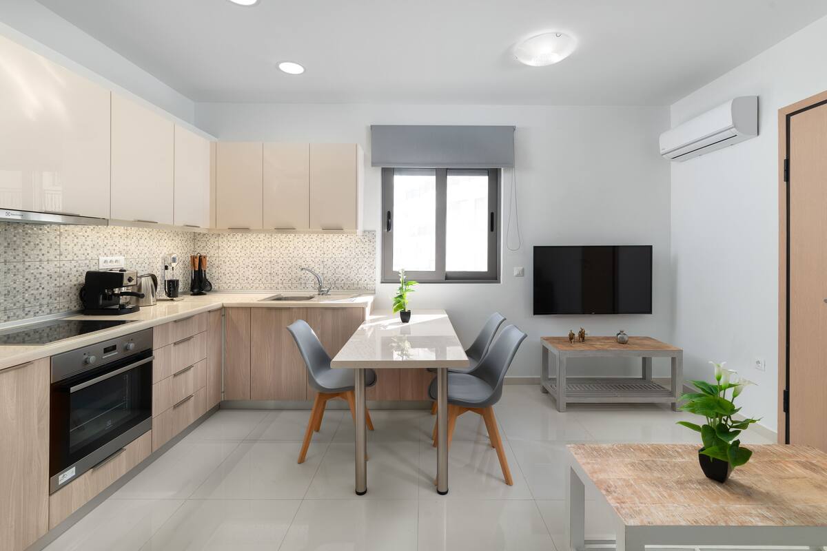 Full-size fridge, oven, stovetop, espresso maker