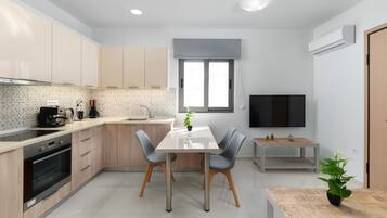 Frigorífico grande, horno, placa de cocina y máquina de café espresso