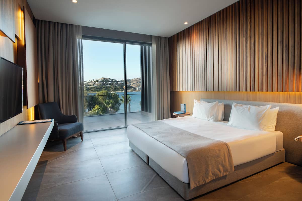 Deluxe Seaview Room with Terrace | Premium bedding, minibar, in-room safe, desk