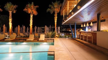 Bar tepi kolam renang