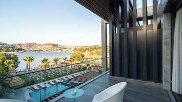 Ein Balkon mit Blick auf ein Schwimmbecken und eine Berglandschaft.