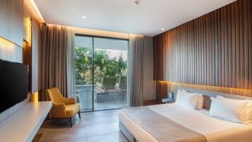 Deluxe Room with Swim Up Pool | Premium bedding, minibar, in-room safe, desk