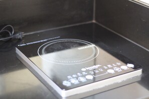 Fridge, microwave, stovetop, coffee/tea maker