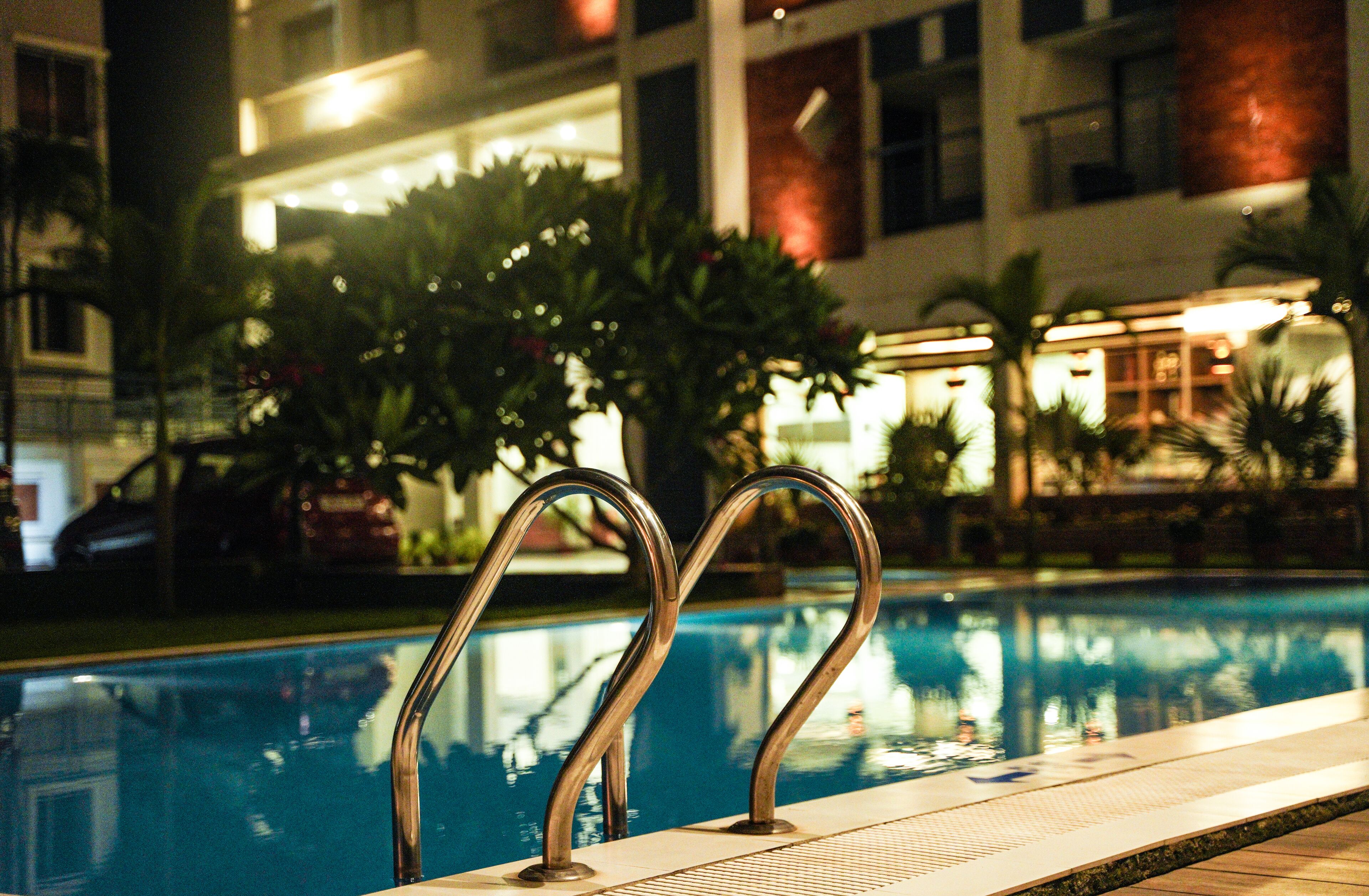 Una piscina al aire libre, camas de piscina gratis