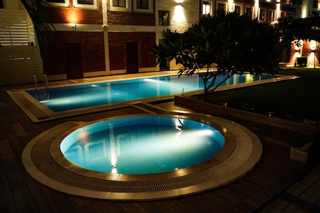 Outdoor pool, open 9:00 AM to 8:30 PM, free cabanas, sun loungers. Hotel Annapurna