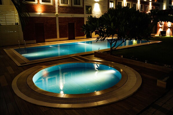 Piscine extérieure, cabanons gratuits, chaises longues