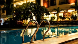 Ulkouima-allas avoinna 9.00–20.30, ilmaisia cabañoita, aurinkotuoleja