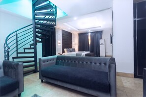 Grand suite | Woonkamer | Een 49-inch smart-tv met satellietzenders, televisie en Netflix