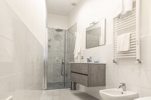 Amenidades de baño gratuitas, secadora de cabello, toallas