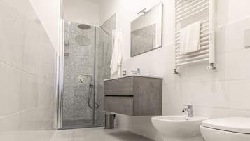 Articles de toilette gratuits, sĂšche-cheveux, serviettes fournies