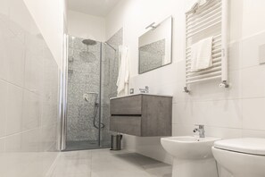 Kostenlose Toilettenartikel, Haartrockner, Handtücher