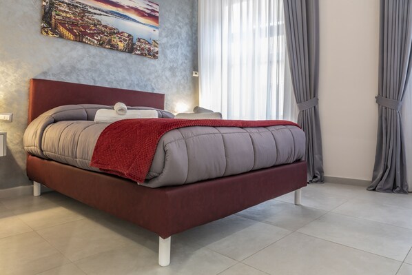 1 habitación, tabla de planchar con plancha, internet y ropa de cama