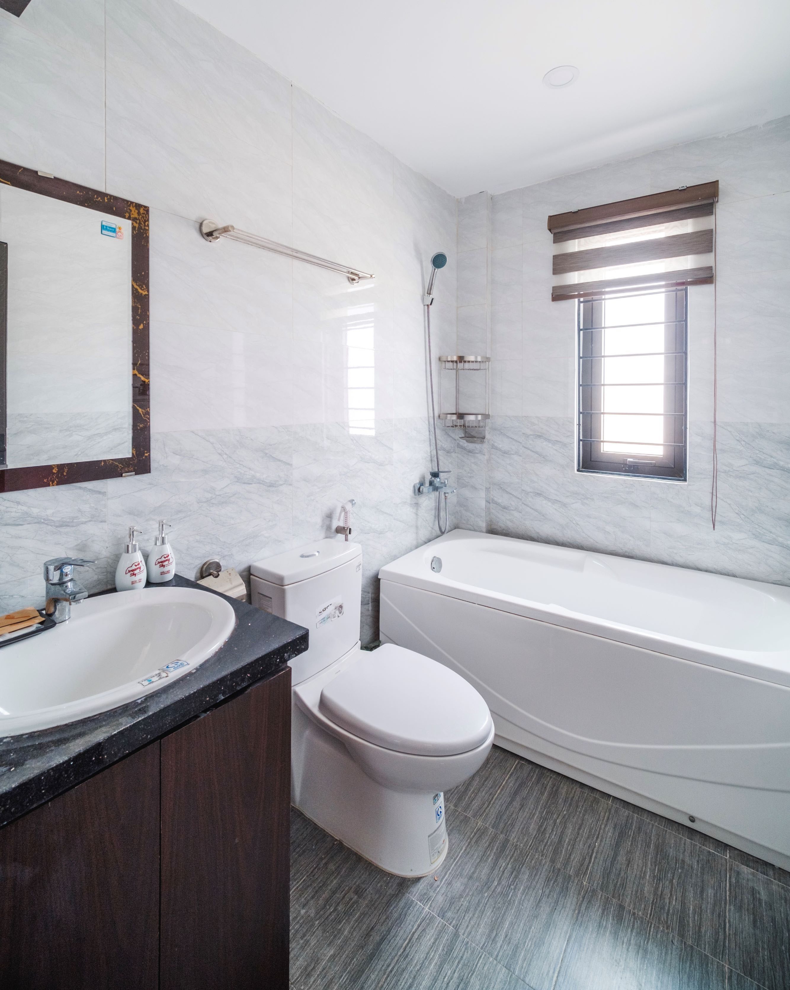 sky apartment, 3 bedrooms | bathroom | free toiletries, hair dryer, slippers, bidet