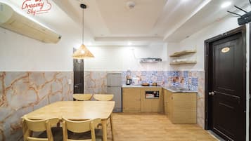 Tủ lạnh, lò vi sóng, ấm điện