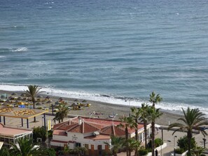Nær stranden og strandhåndklær