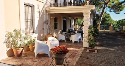 Confortable casa, jardín de 24.200 m2. Piscina privada, barbacoa. Wi-Fi
