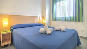 A hotel room with a bed, two bedside lamps, and a window with sheer curtains. - First line / Wifi / Spa / Seaviews / Heated pool / Pets (Calpe)