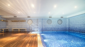 A swimming pool with a wooden deck and tiled walls. - First line / Wifi / Spa / Seaviews / Heated pool / Pets (Calpe)