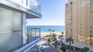 A high-rise building with a balcony overlooking a beach. - First line / Wifi / Spa / Seaviews / Heated pool / Pets (Calpe)