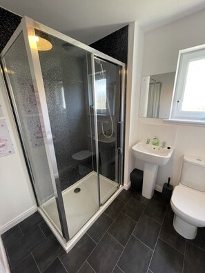 Shower, hair dryer, towels, soap - Gorsebank View 2 Bedroom Town House/Holiday Home (Inverness)