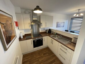 冷蔵庫、電子レンジ、オーブン、コンロ