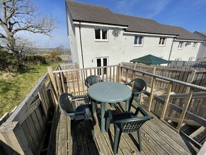 Outdoor dining - Gorsebank View 2 Bedroom Town House/Holiday Home (Inverness)