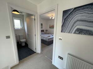 2 室のベッドルーム、防音設備、アイロン / アイロン台、旅行用ベビーベッド