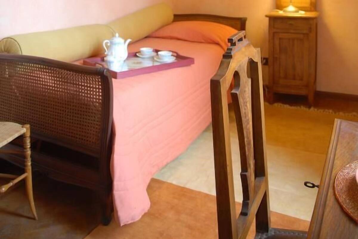 Muebles diferentes, escritorio y camas plegables/adicionales