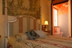 Muebles diferentes, escritorio y camas plegables/adicionales