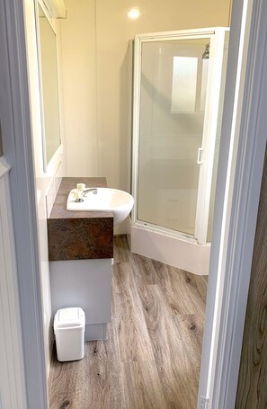 Village Deluxe, Sleeps 4 | Bathroom | Shower, free toiletries, hair dryer, towels - Holbrook Motor Village (Holbrook)
