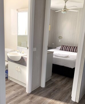 Village Deluxe, Sleeps 4 | Bathroom sink - Holbrook Motor Village (Holbrook)