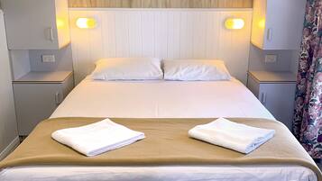 Village Deluxe, Sleeps 4 | Laptop workspace, soundproofing, iron/ironing board