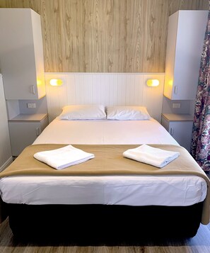 Village Deluxe, Sleeps 4 | Laptop workspace, soundproofing, iron/ironing board - Holbrook Motor Village (Holbrook)