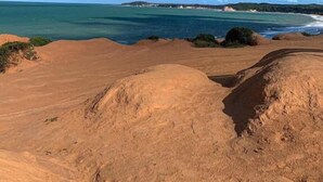 A coastal landscape with sandy dunes and a clear blue sky. - Chalé no Condominio Porto do Sol (Tibau do Sul)