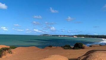 Perto da praia, areia branca