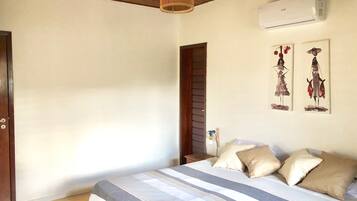 Chalé família, várias camas, vista para o jardim, ao lado da piscina | 2 quartos, cortinas blackout, Wi-Fi de cortesia, roupa de cama