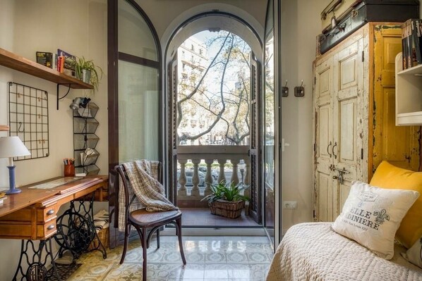 2 bedrooms, desk, iron/ironing board, travel cot